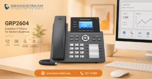 گوشی گرنداستریم GRP2604 1 تصویر تبلیغاتی گوشی گرنداستریم GRP2604 روی میز اداری کنار مانیتور سفید با پسزمینه کرم نارنجی ملایم، بههمراه آدرس سایت www.imenertebat.org و شماره 021-41525