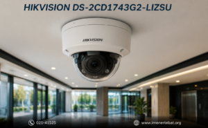 دوربین هایک ویژن مدل DS-2CD1743G2-LIZSU 1 تصویر دوربین مداربسته دام هایک ویژن مدل DS-2CD1743G2-LIZSU نصب شده روی سقف یک ساختمان مدرن با پس زمینه داخلی، همراه با نام محصول را مشاهده می کنید.