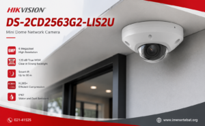 دوربین هایک ویژن مدل DS-2CD2563G2-LIS2U 1 دوربین مداربسته هایک ویژن DS-2CD2563G2-LIS2U نصب شده در محیط با کیفیت تصویر ۶ مگاپیکسل و میکروفون دوگانه را در تصویر بالا مشاهده می کنید.