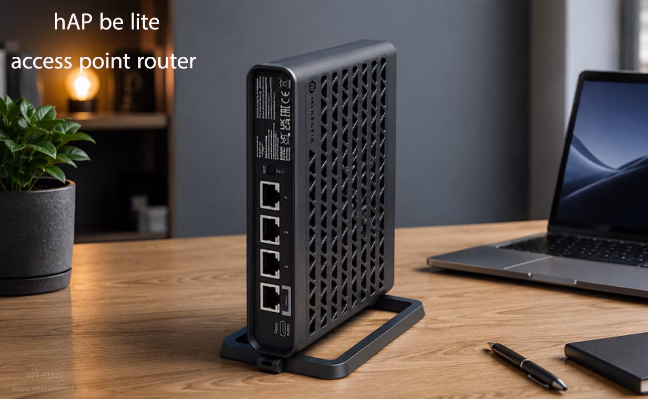 روتر اکسس پوینت میکروتیک hAP be lite 1 روتر و اکسس پوینت میکروتیک MikroTik hAP be lite با طراحی عمودی و دریچههای تهویه، قرارگرفته روی پایه رومیزی در یک محیط کاری مدرن با میز چوبی، لپتاپ